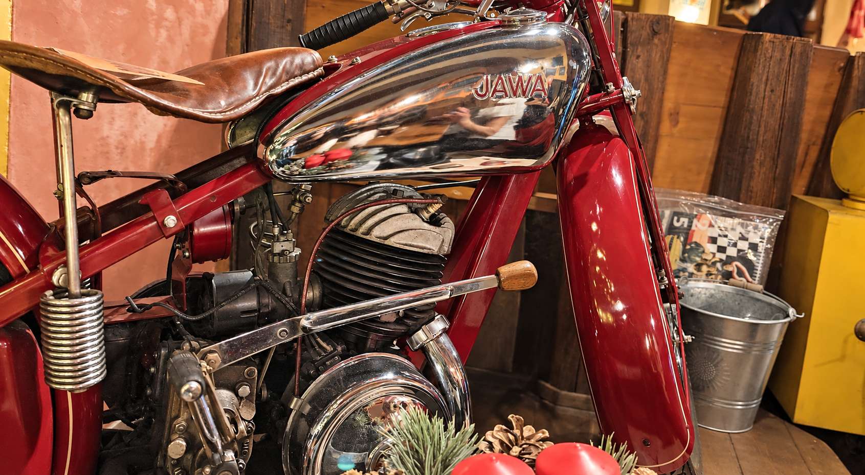 Motocykl v interiéru restaurace
